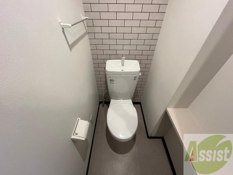 トイレ　トイレです。タオル掛けもついて便利ですね。