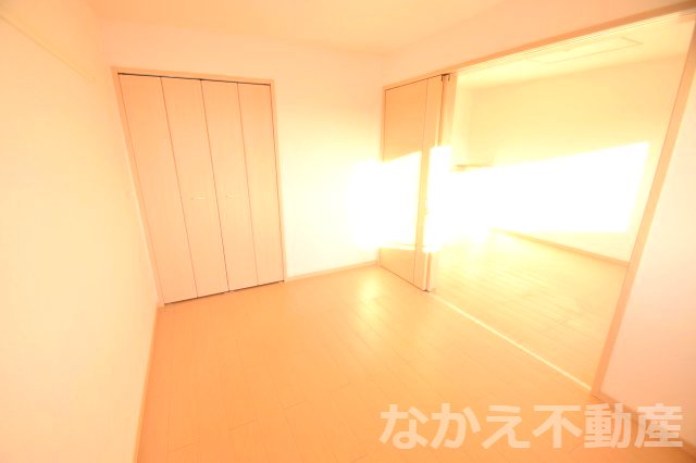 その他部屋・スペース　落ち着いた色調の寝室です