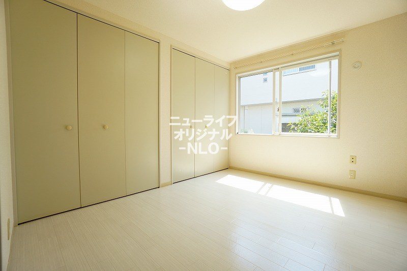 その他部屋・スペース　東側洋室　壁一面が収納になっているので空間を広く使えます★