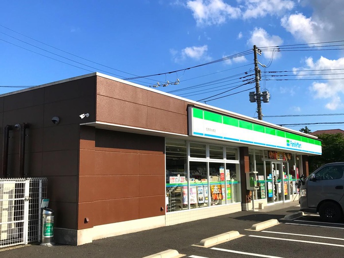 コンビニ　ファミリーマート（コンビニ）まで800m