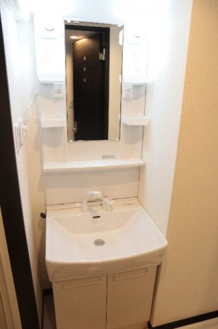 洗面設備　小物も収納できますので使いやすい洗面所です