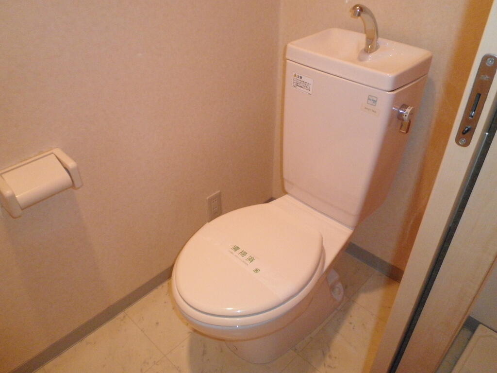 京成押上線 京成曳舟駅 徒歩8分 3階建 築24年のトイレ写真