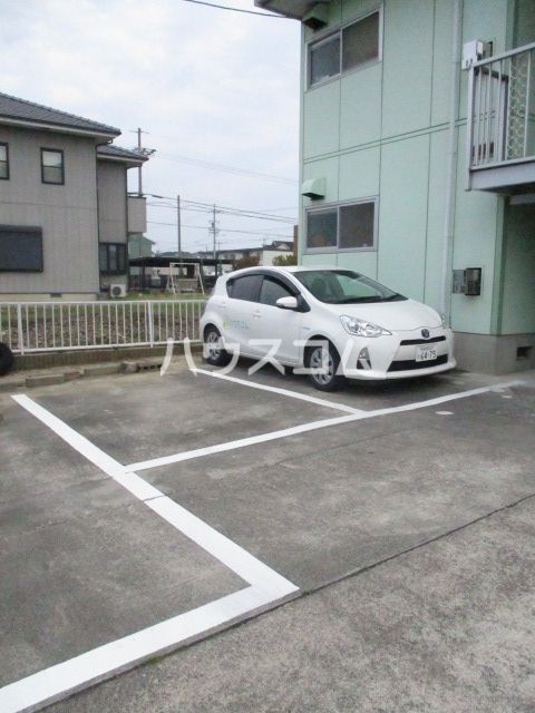 【セジュール下条の駐車場】