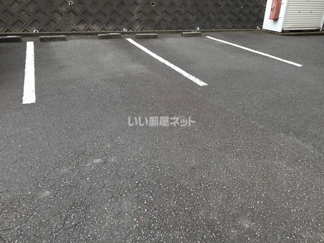 【メゾンソレイユの駐車場】