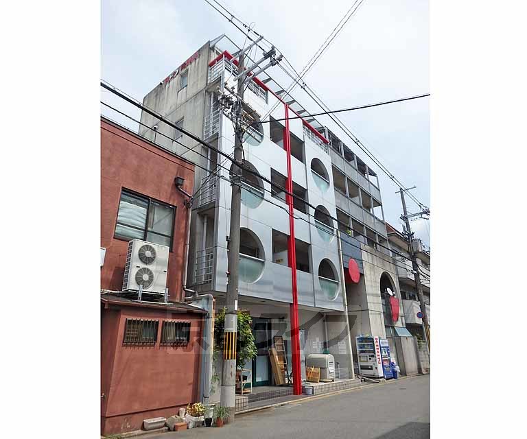 京都市南区上鳥羽苗代町のマンションの建物外観