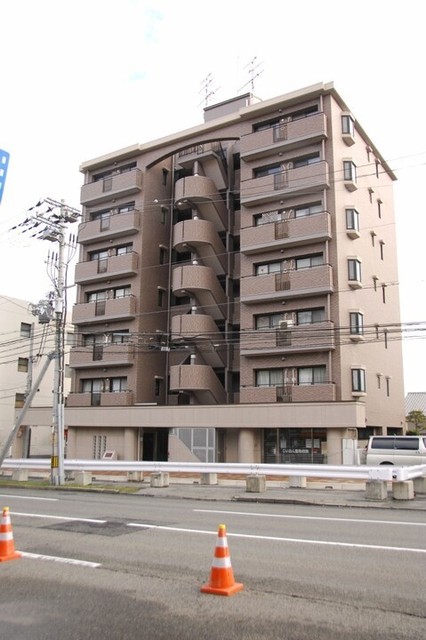 藤和岡本ホームズの建物外観