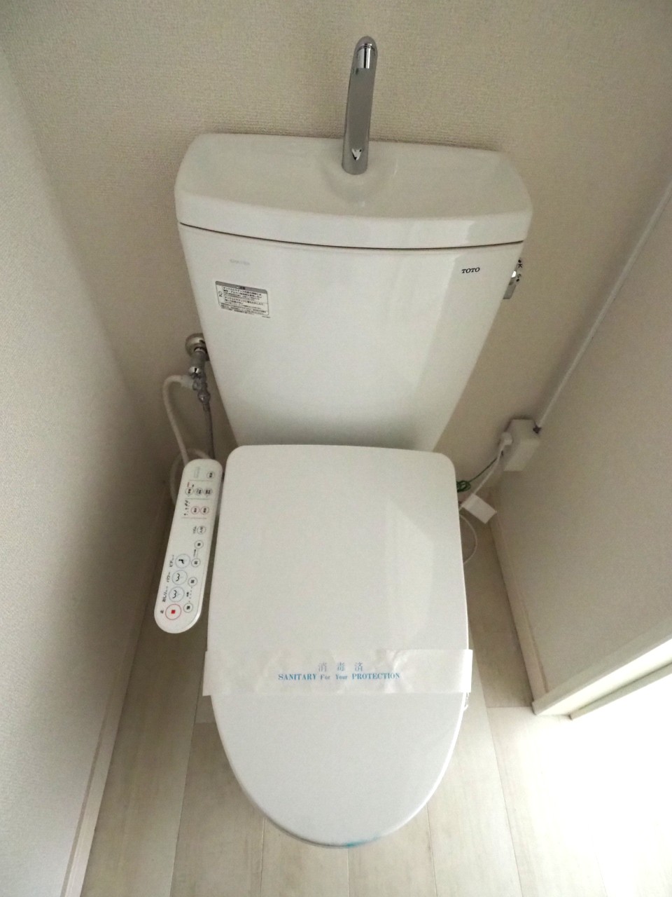 トイレ　快適な温水洗浄便座付。ペーパーホルダーあります。