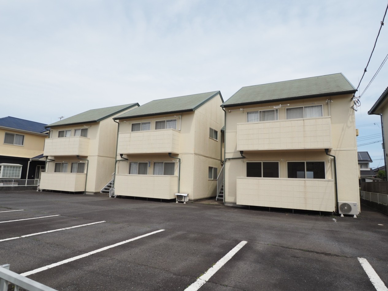 建物外観　木造　隣あっている箇所が少ない為生活音も少し軽減されますね