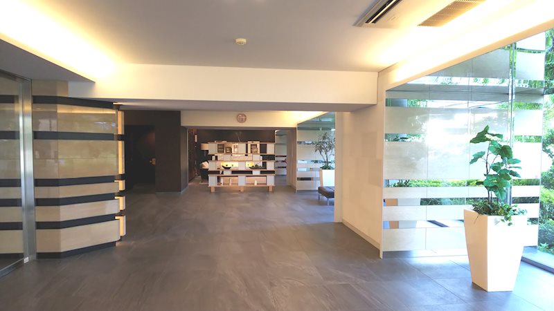 【横浜市磯子区新杉田町のマンションのロビー】