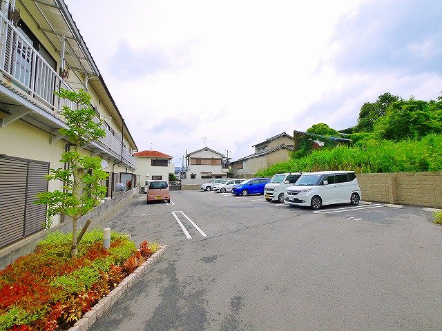 【大和郡山市城北町のアパートの駐車場】