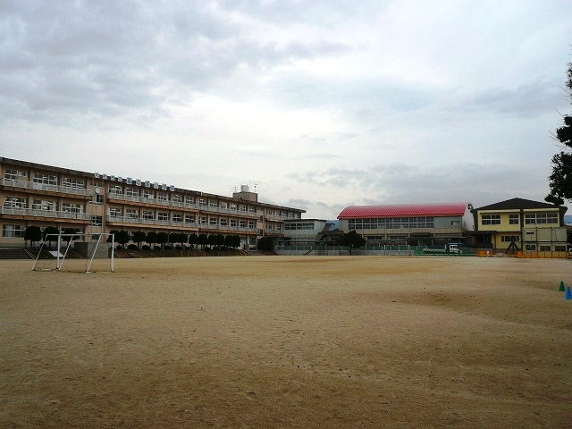 【シャーメゾン　カーサデルソルの小学校】