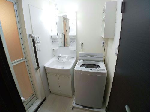 洗面設備　鏡を備え　準備のしやすい洗面台