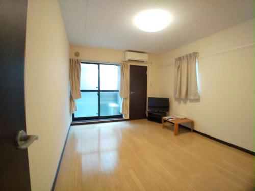 居室・リビング　ワイドな窓にて明るいお部屋