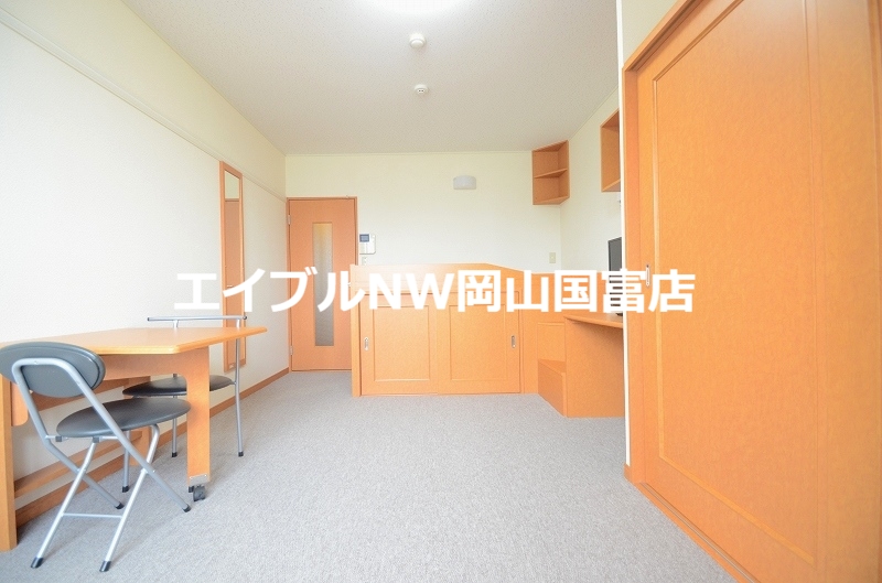 居室・リビング　備品や設備仕様は号室等により異なります現地をご確認ください。