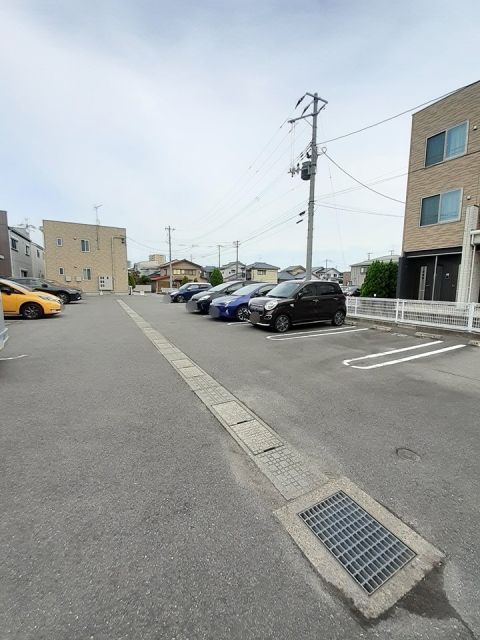 【新潟市中央区上所中のアパートの駐車場】