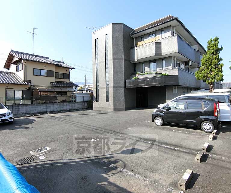 【長岡京市今里のマンションの駐車場】