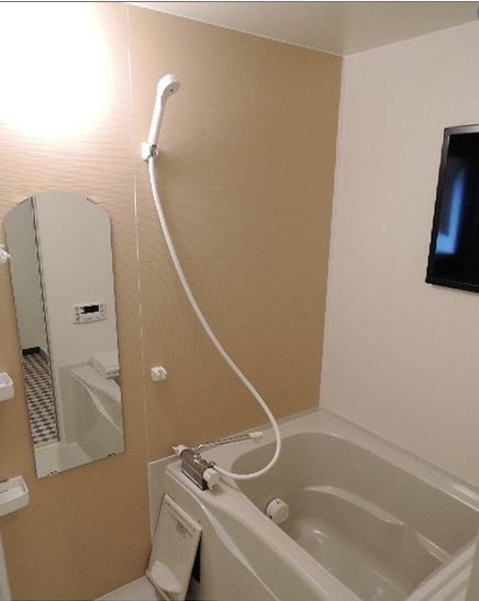 バス・シャワールーム　浴室にも窓があるので、換気には最適です。