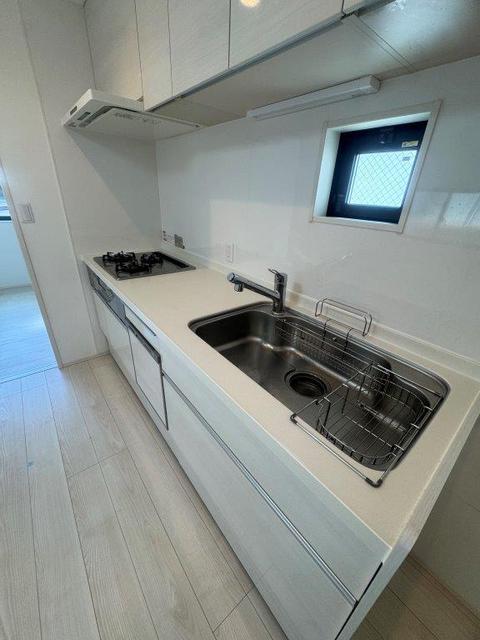 キッチン　食器洗浄乾燥機・３口ガスコンログリル付