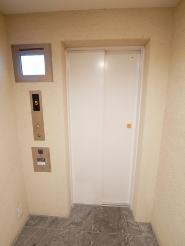 ヴィラスタジオーネ御所南の玄関写真