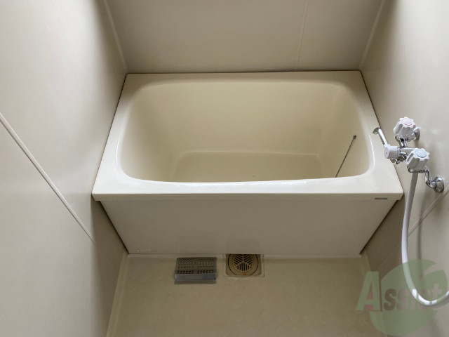 バス・シャワールーム　浴室はこちらのユニットバスになりますねー。
