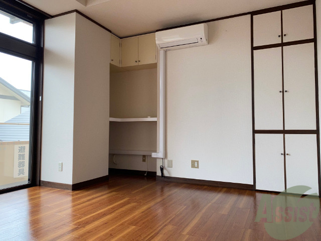 居室・リビング　リビングにも沢山の収納が付いてますねー。