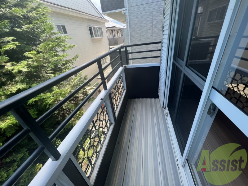 バルコニー　バルコニースペースも広く、洗濯物も問題なく干せそうですね。