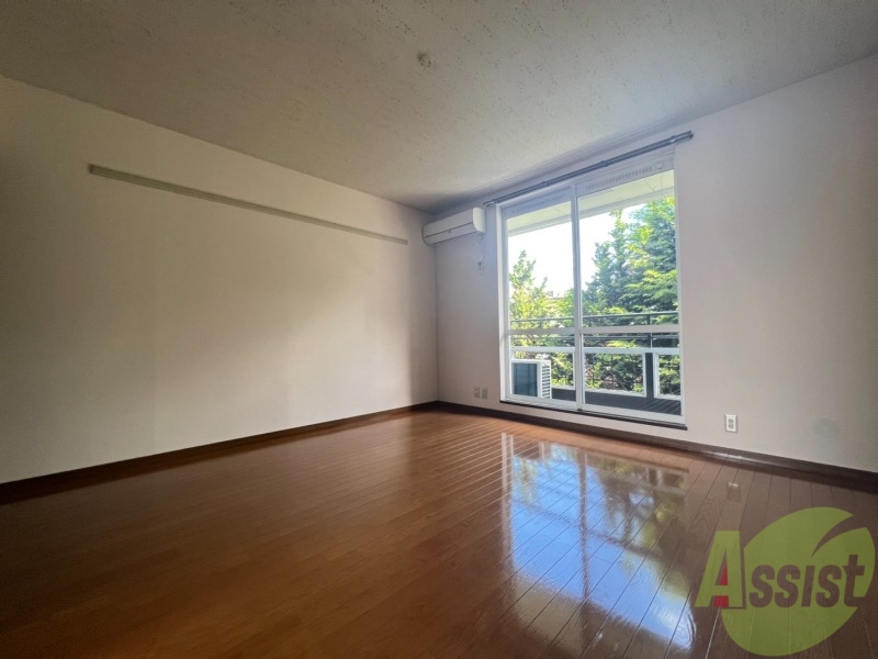 居室・リビング　陽当たりが良く、広々として過ごしやすそうです。