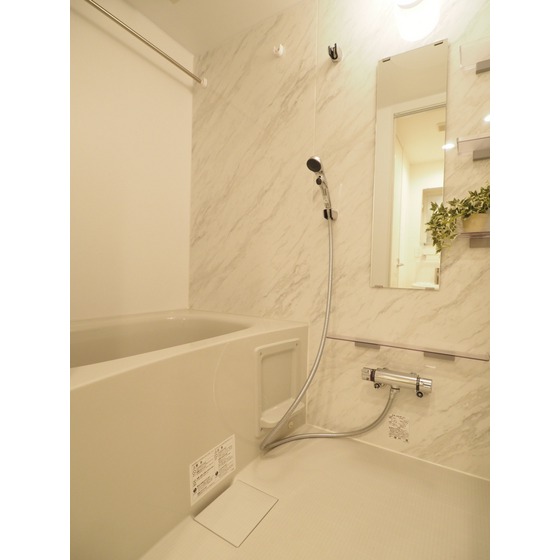 バス・シャワールーム　追い焚き機能付きのバスルーム