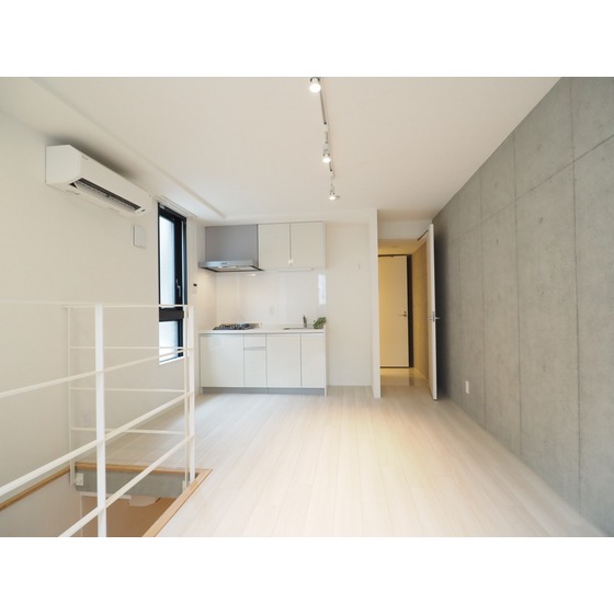 居室・リビング　コンクリートと白のコントラストがいい感じ