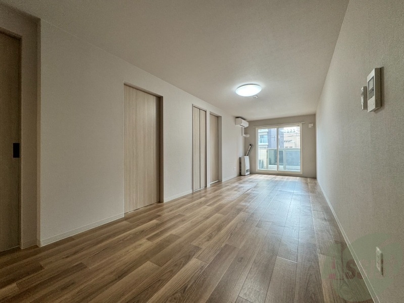 居室・リビング　日当たりが良くて心地よく過ごせそうなお部屋です。