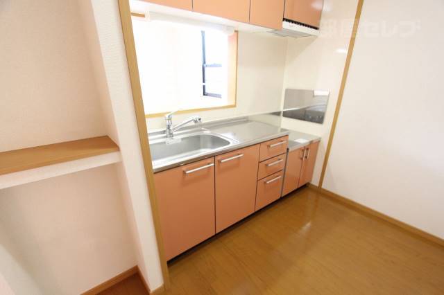 キッチン　キッチンの隣に棚！収納上手になれます。