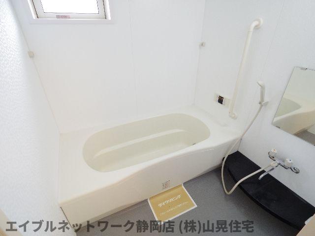 バス・シャワールーム　落ち着いた空間のお風呂です