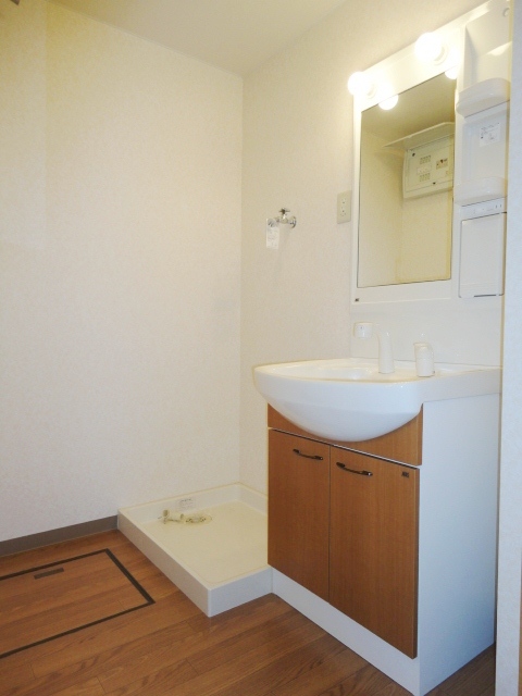 洗面設備　明るい洗面所です