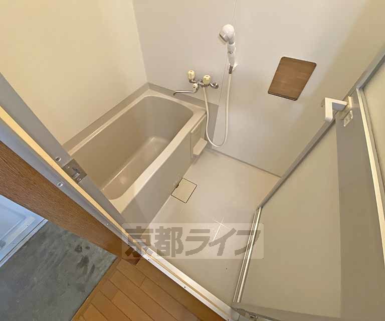 バス・シャワールーム　スッキリとした浴室です。