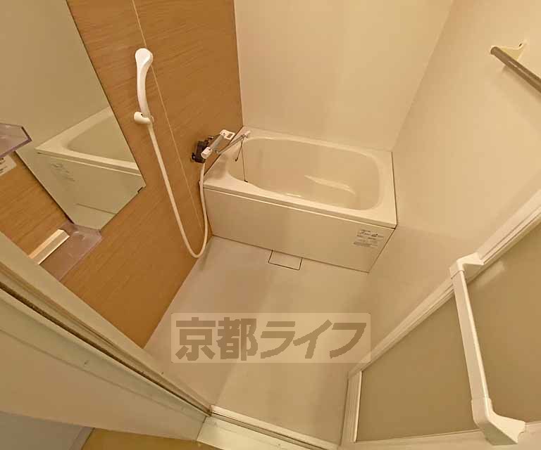 バス・シャワールーム　アクセントパネルがお洒落な浴室です。