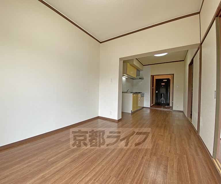 居室・リビング　賀茂川沿いの南向きの物件です。市バス西賀茂車庫前バス停...