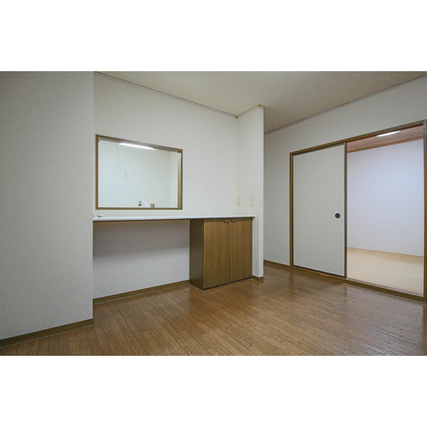 居室・リビング　同じ建物の別なお部屋