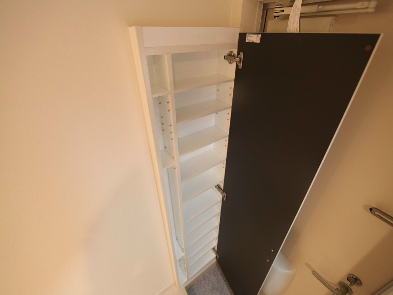 玄関　玄関　シューズボックス付（収納充実してます）