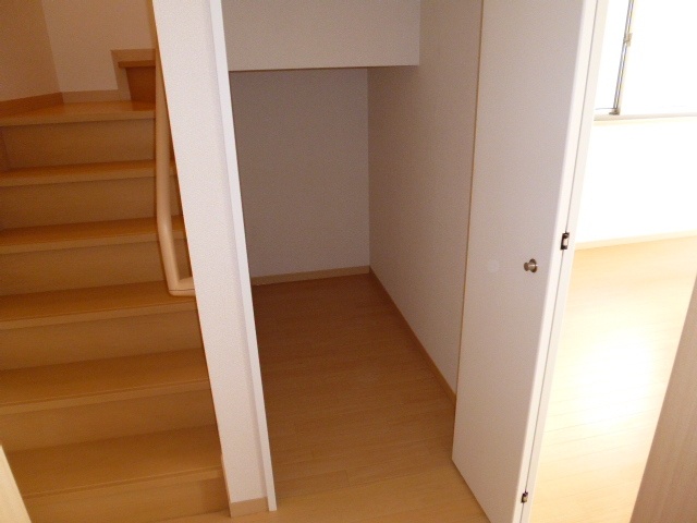 収納　階段下収納