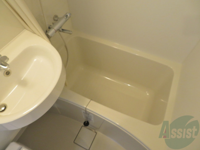 バス・シャワールーム　浴室はこちらのユニットバスになりますねー。