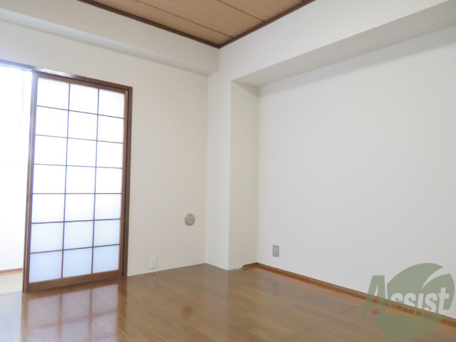 居室・リビング　リビングはこんな感じです。窓が大きくてよく陽が入ってきます。