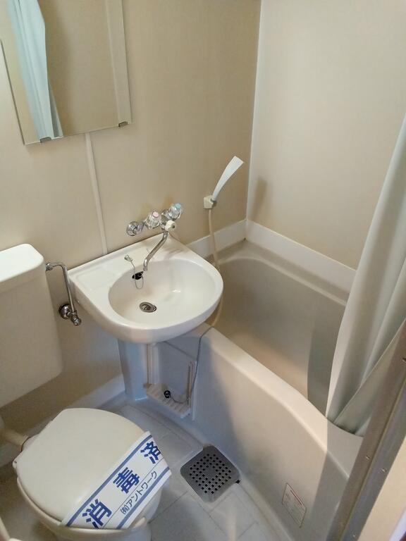 バス・シャワールーム　バス・シャワー・お手洗い。シャワーカーテン付