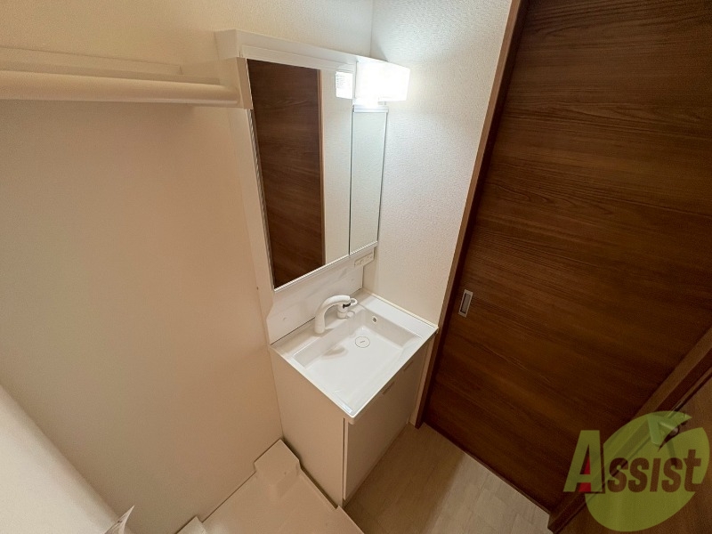 洗面設備　洗面台は独立洗面台です。毎日の身支度が楽しくなりますね。