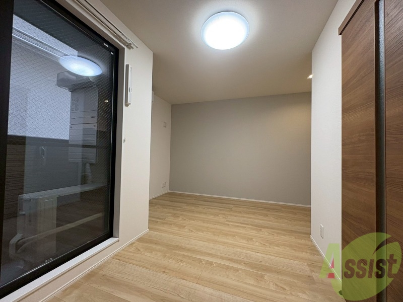 居室・リビング　洋室は８．２帖の洋室です。一人暮らしであれば丁度いいですね。