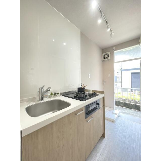 キッチン　現況優先　１０２号室モデルルームのお写真です　※インテリアは