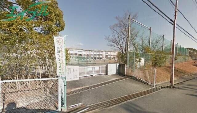中学校　四日市市立西笹川中学校（中学校）まで1023m