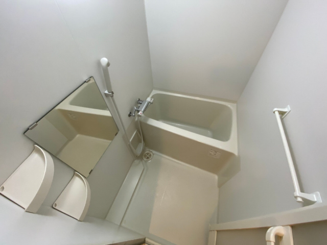 バス・シャワールーム　コンパクトで使いやすいお風呂です