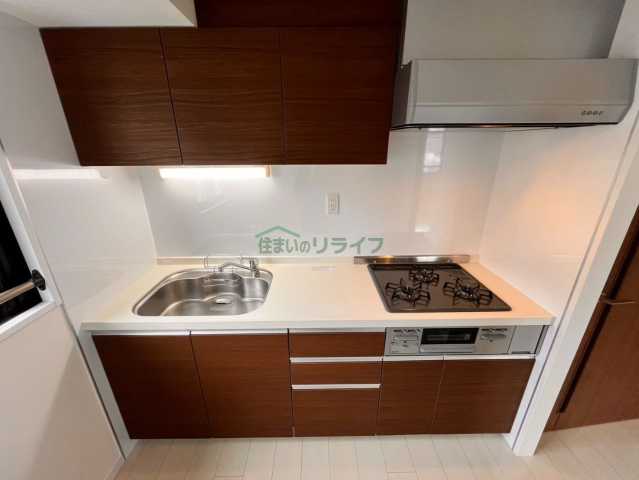 キッチン　※参考写真です。同じ間取りの別部屋になります。