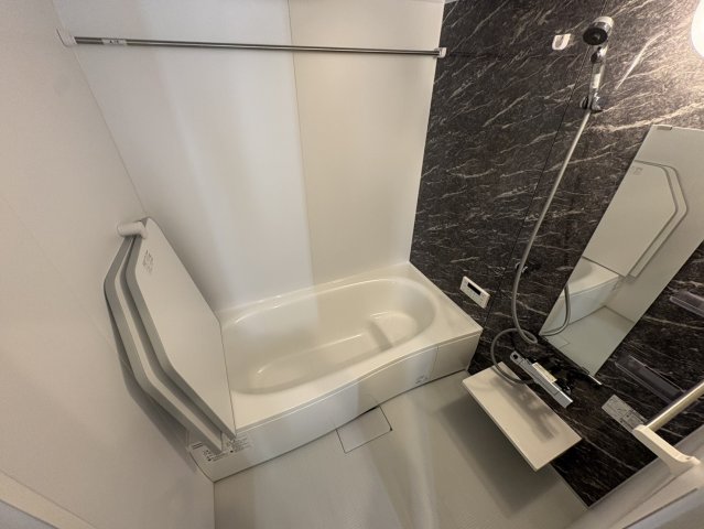 バス・シャワールーム　※同物件・反転タイプの写真です。