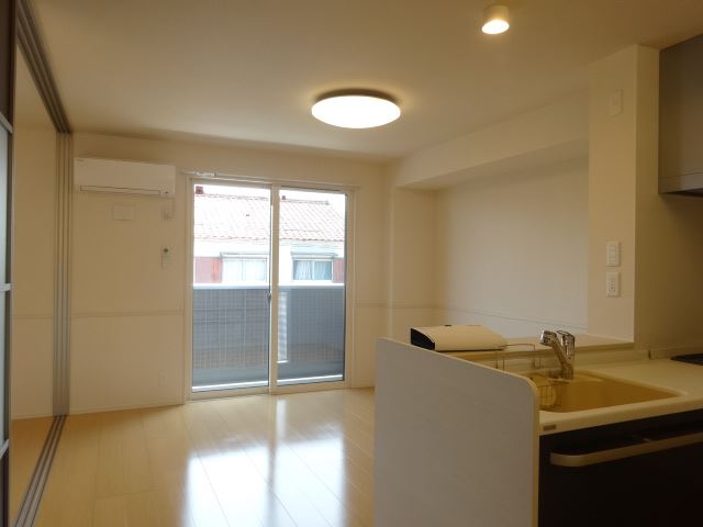 居室・リビング　南向きで日当たり良好なリビングです。